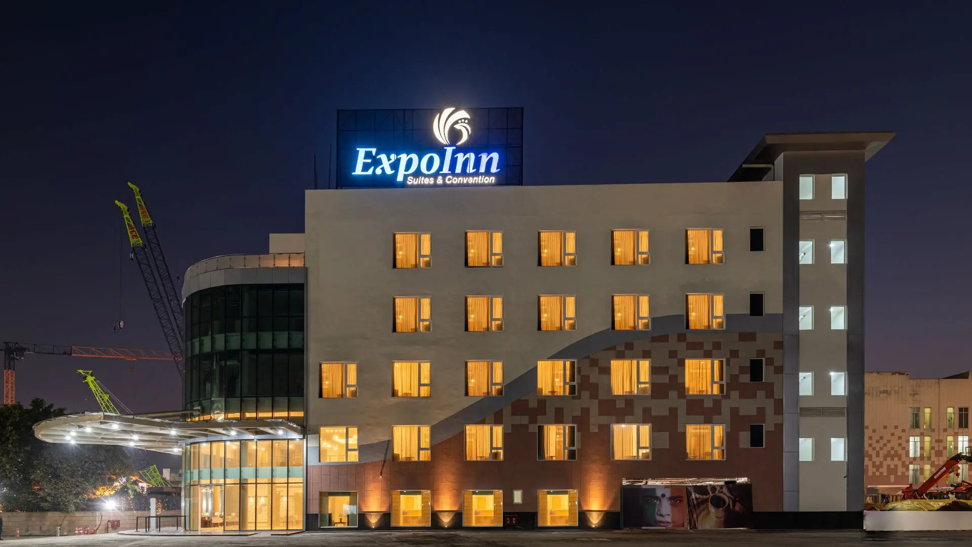 Read more about the article Smart Hotel Technology: How ExpoInn Uses Innovation for a Seamless Guest Experience